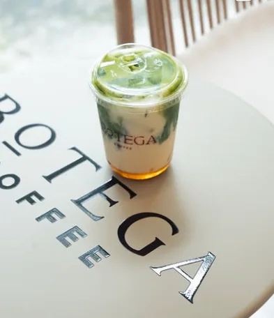 Matcha sobre mesa con el logo de Botega